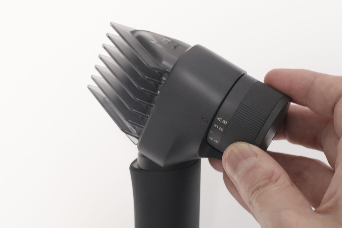 「長さそろえアタッチメント」を装着している様子。切り替えダイヤルを回すことで、カットしたい長さを設定できます