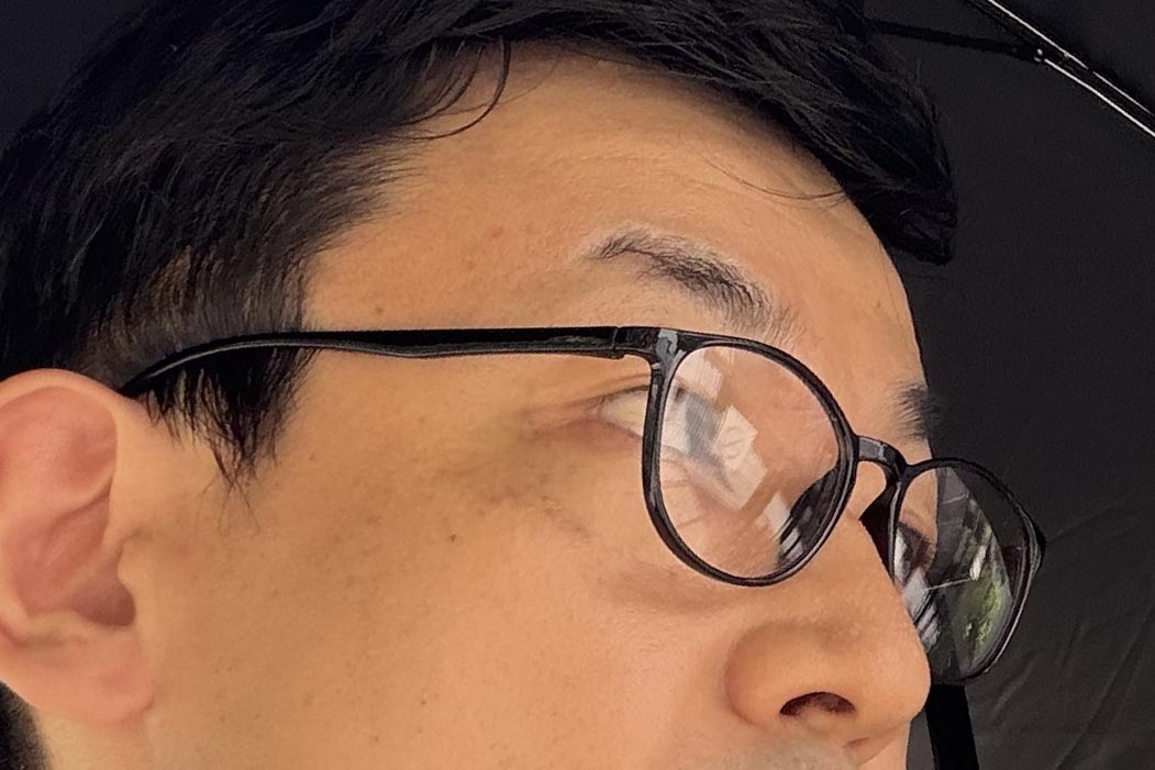藤田光学「調光サングラス」4,000円前後。レンズの色が濃くはないため、見え方は普通のメガネに近いイメージ