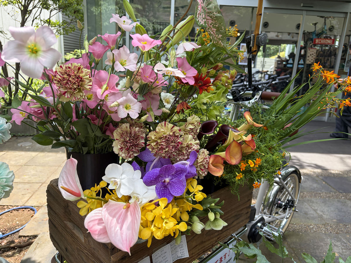 色とりどりの花をたっぷり積載