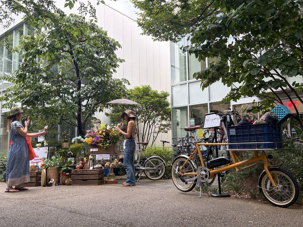 見ているだけで楽しくなるカーゴバイクe-bikeの移動式フラワーショップ