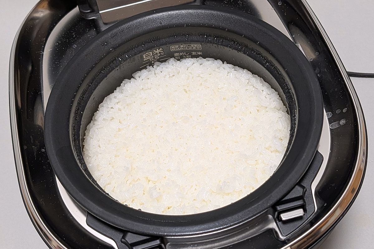 炊きたてのごはんは透明感がありツヤツヤ