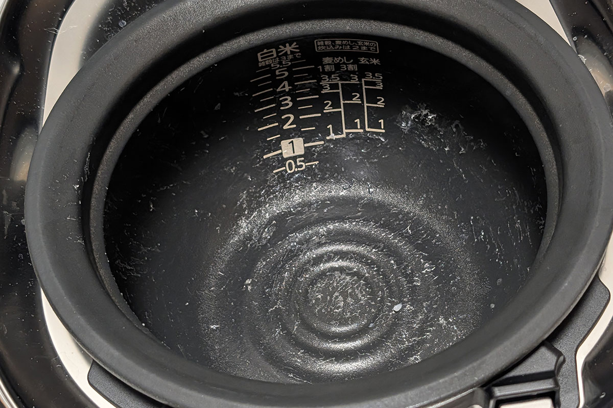 本物の土鍋はごはんが内側にこびり付きやすい印象がありますが、本製品はごはんがこびり付きにくく、洗いやすいのも好印象