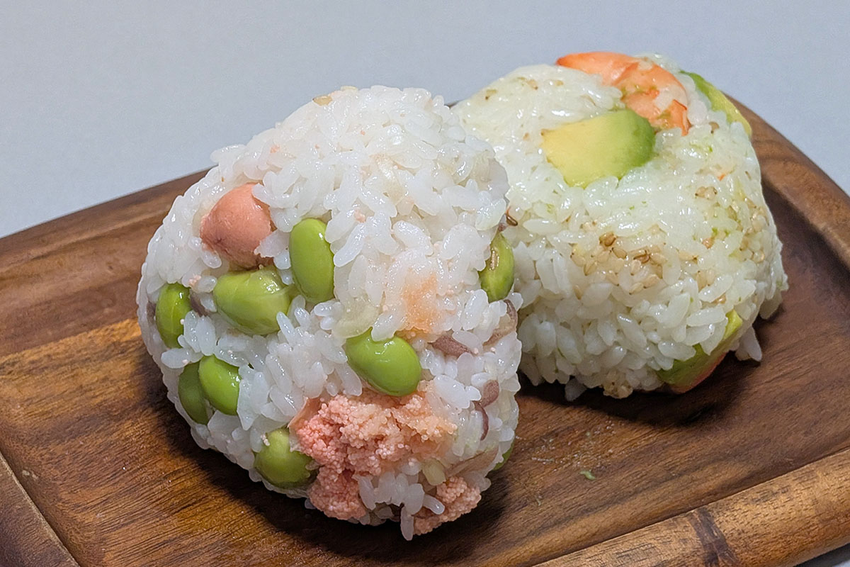 おにぎりモードで握ったごちそうおにぎり。なかでも油分の多いアボカドを銘柄炊きで握ると、すぐに形が崩れてしまったのですが、おにぎりモードのごはんだと写真のように形にしやすかったです