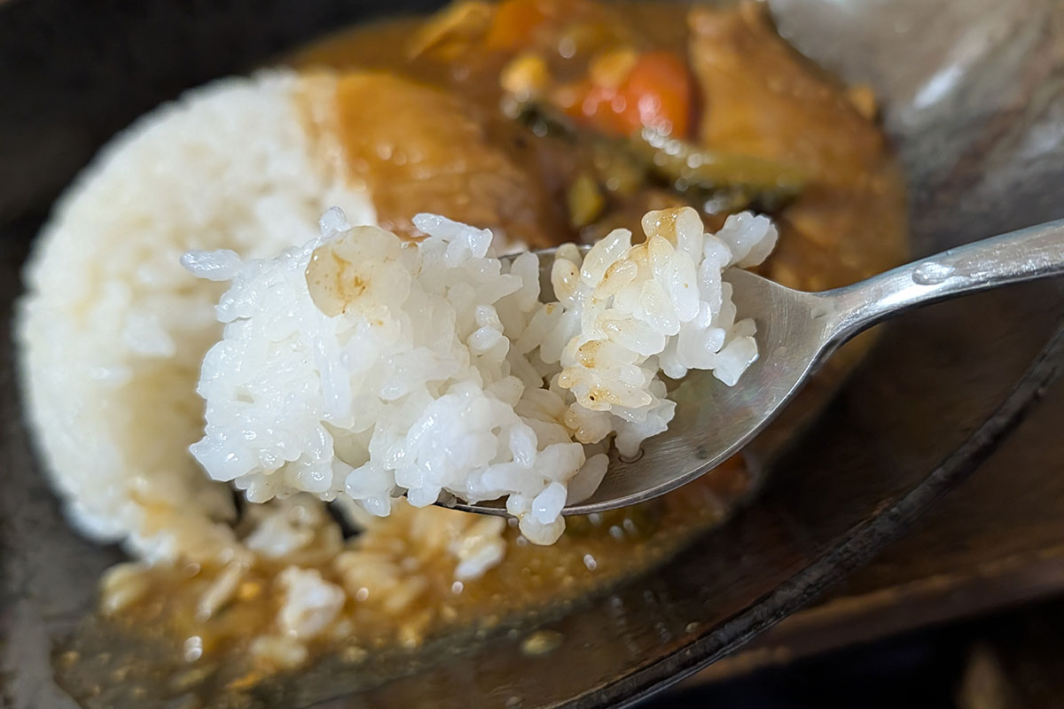 銘柄炊きで炊いたごはんを約3日間冷凍し、電子レンジで解凍。冷凍後も粒感が失われず、カレーとの相性も良好でした