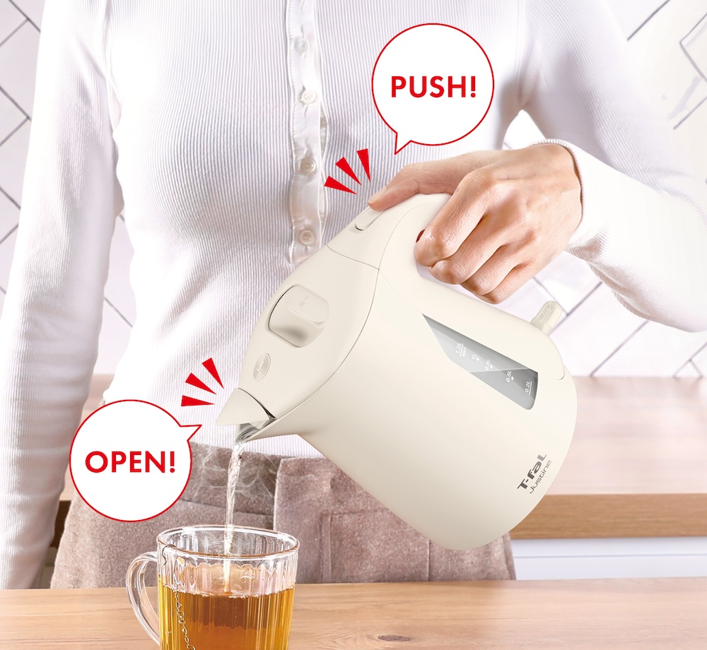 ハンドルを持ったまま給湯ボタンを押すだけで注ぎ口が開き、簡単にお湯を注げる