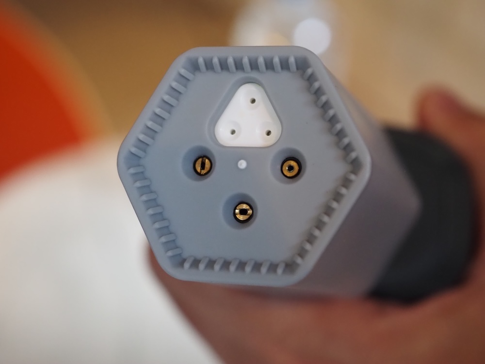 ハンディ高圧洗浄機「MIRABLE AQUABLAST MINI」が備える4in1マルチノズルの先端。三角形の白い3つの吐出口、ミラブルモードからウルトラファインバブルが出てくる