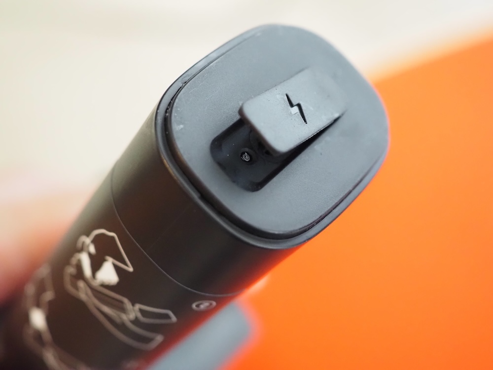 グリップの底部にあるUSB Type-Cポートから充電を行なう