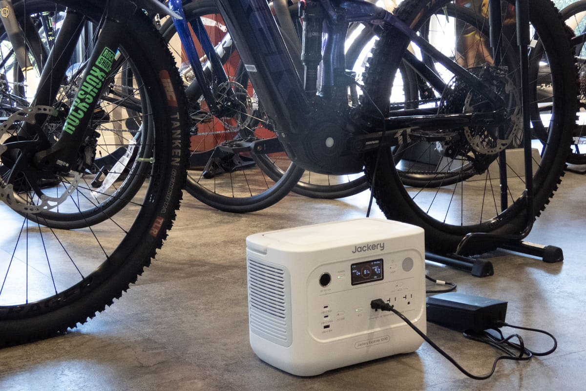 e-bikeは車体が重いモデルも多いですが、移動させずに充電できるのは大きなメリット