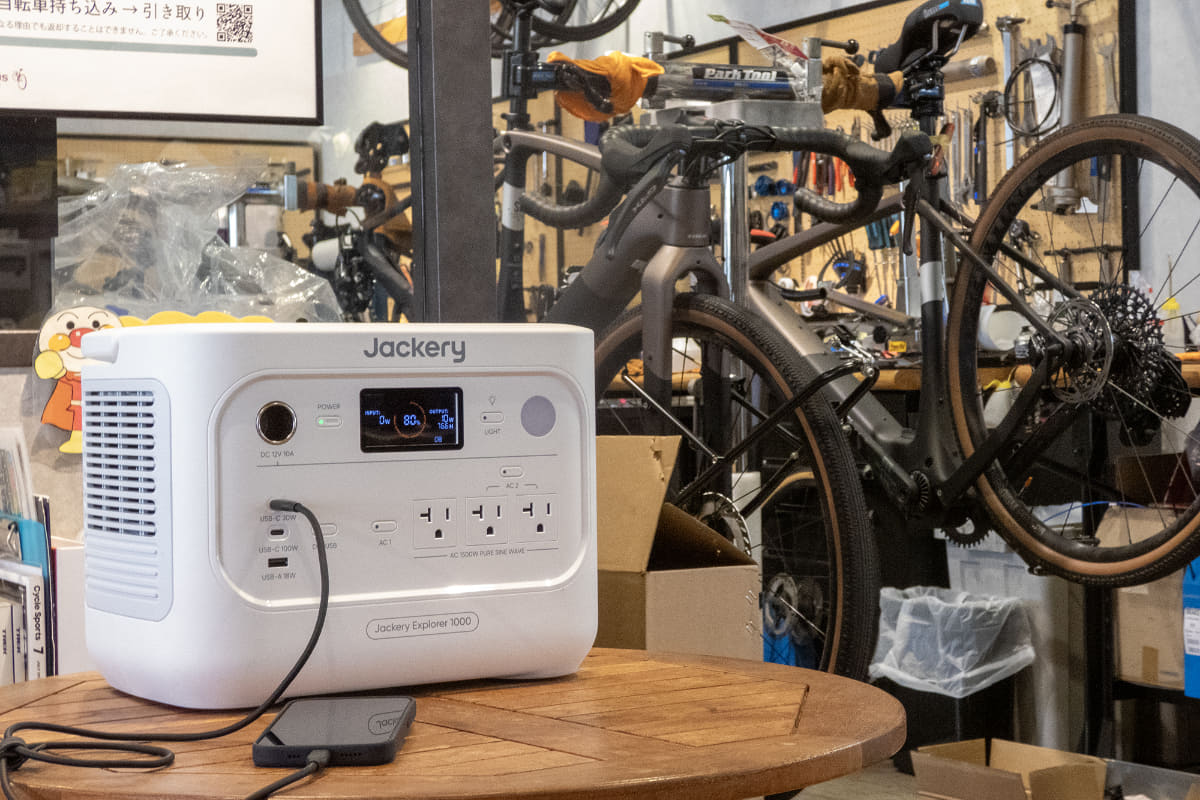 お客さんの修理などの待ち時間にスマホやライト、サイクルコンピューターなどの充電ニーズもあるそうです。ただ、コンセントがちょうどいい場所にないそうで、そうした悩みも解決できそうだと実感