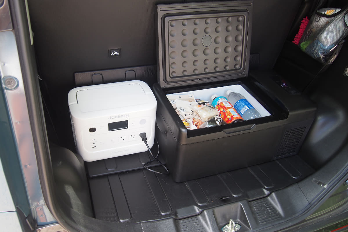 コンパクトな本体なので軽自動車の荷室にポータブル冷蔵庫と並んで置けます
