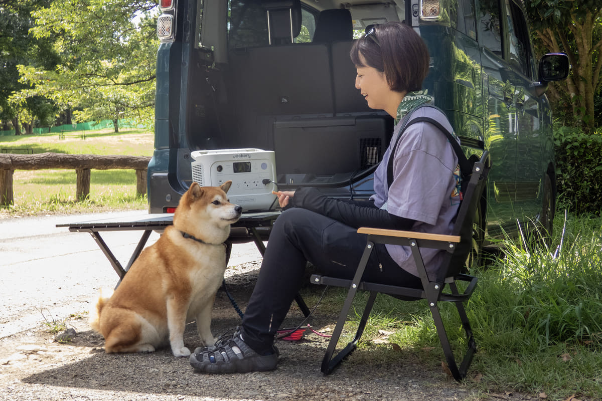 テールゲートで日陰を作って涼みながら休憩。ポータブル冷蔵庫があれば飲み物や食べ物も冷やしておけるので安心