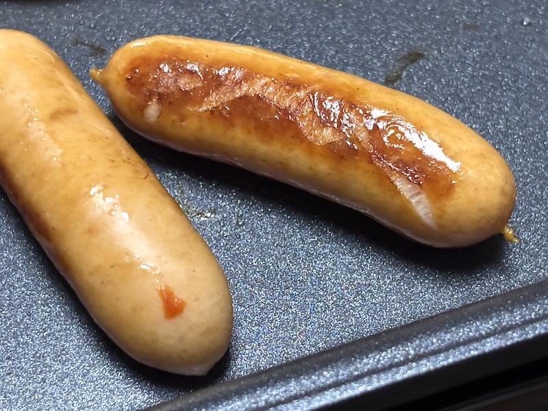 ソーセージも少量ずつベストな焼き加減に育てられる。「香薫」の本当のおいしさはホットプレートで