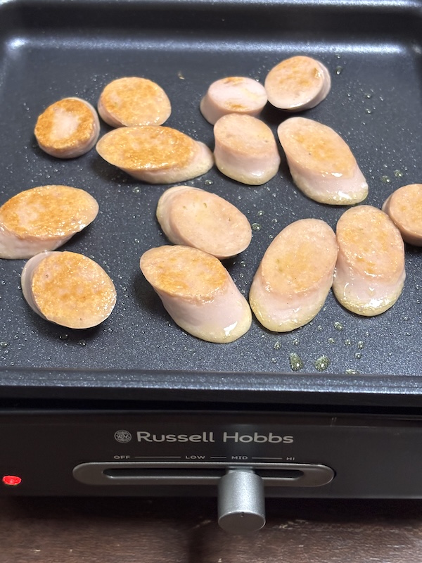 コスパ重視派には、魚肉ソーセージはいかがでしょう。焼くだけで倍ぐらい美味しくなり、ケチャップやマヨネーズが合います