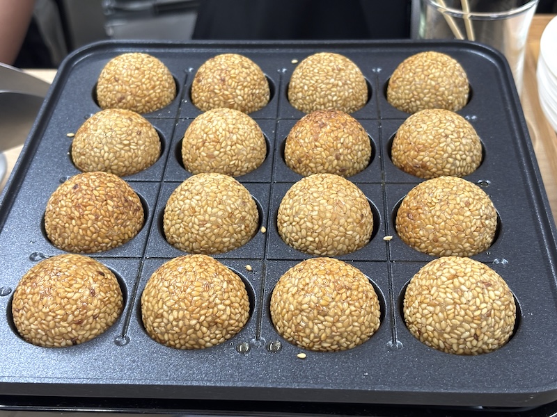 今回は使用しなかったが、たこ焼きプレートでは、ごま団子も焼ける