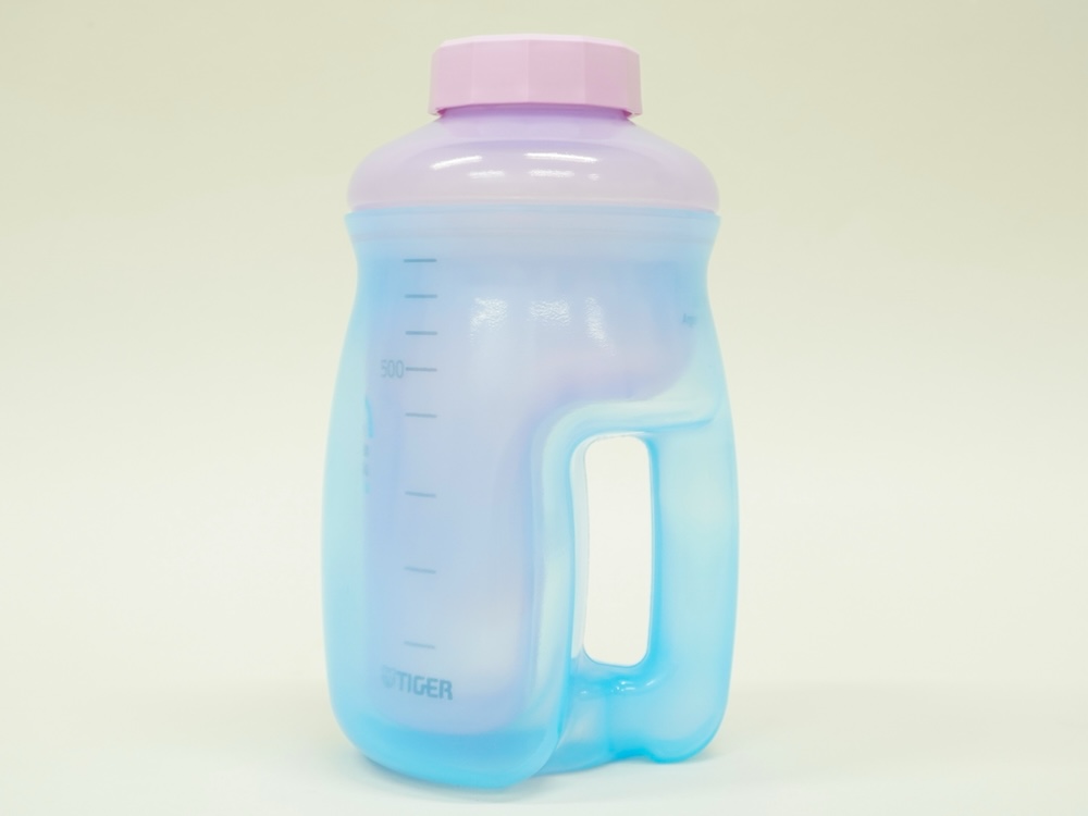 アルゴンガスを樹脂製の二重構造の間に充填した断熱ボトル