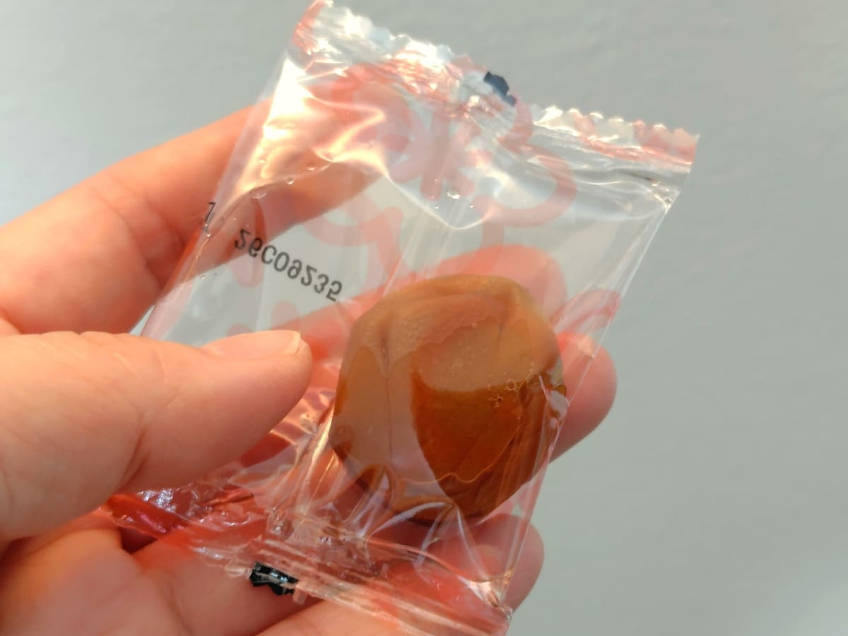 カルディの「凍らせておいしい 梅干し」は冷凍庫に常備しておきたい食品