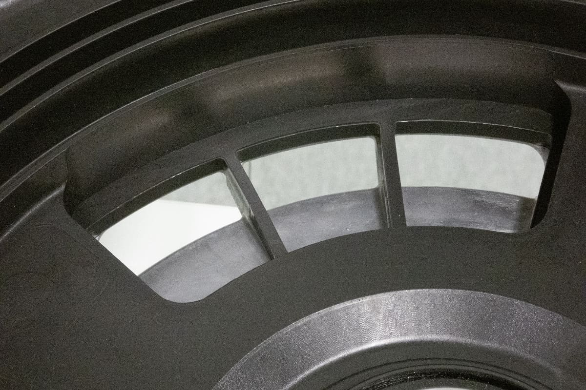 前モデルは金属を外付けしているため、洗濯槽内の吹き込み口を半分ほど塞いでいる