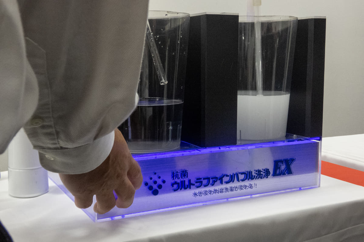 左が水道水で、右がウルトラファインバブル水。実際の洗濯機内の様子を再現