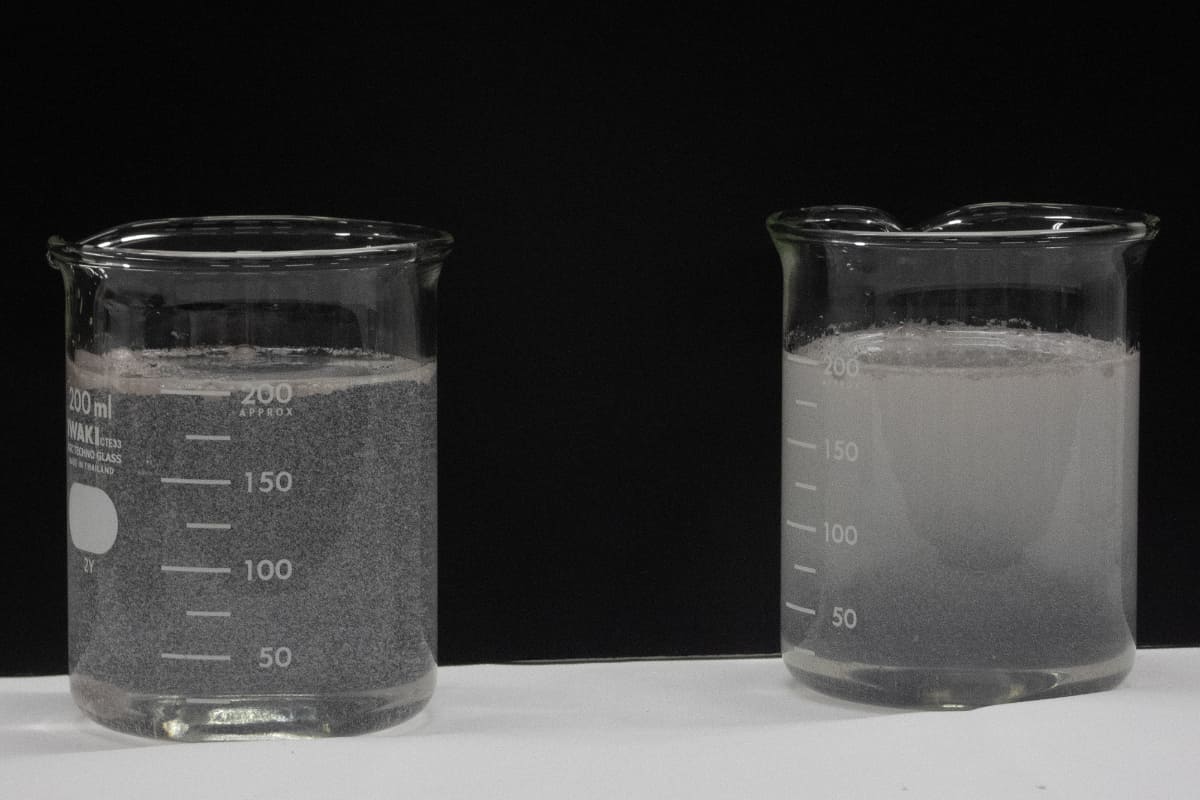 左が水道水で、右はウルトラファインバブルとナノバブルを含んだ水。汚れが水面へ浮上している
