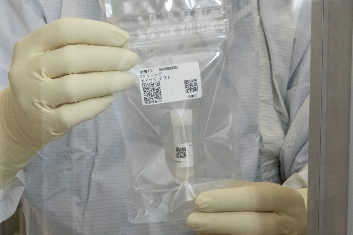 検体容器を密封の袋に入れ、真空断熱セルポッドへ。3重の保管体制でそれぞれにQRコードも