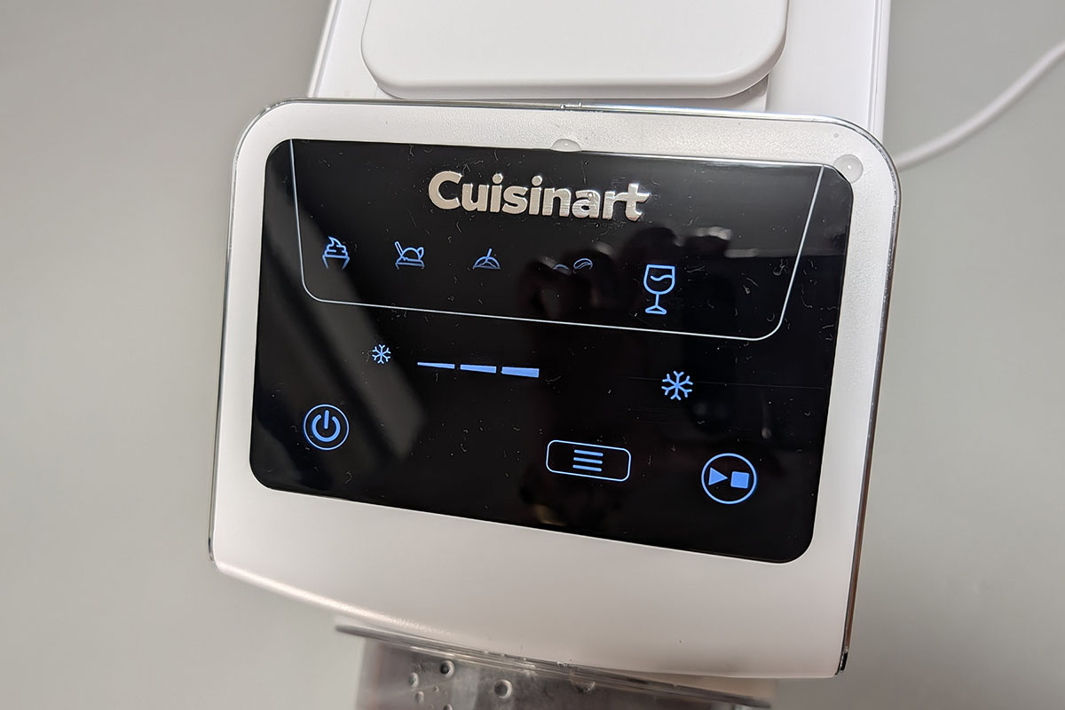 液晶画面でメニューを選択。左からソフトクリーム、シャーベット、スラッシー、フラッペ、フローズンワイン、フローズンカクテルの全6モード