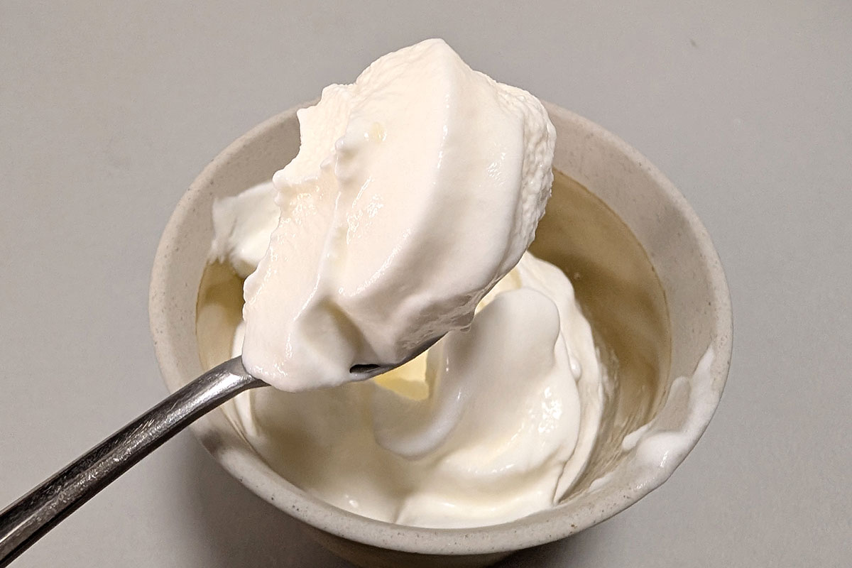 市販の安いソフトクリームにはシャリッとした食感のものがありますが、本製品の口当たりはあくまでも滑らか。なのに軽く、口に入れるとサッと溶けてなくなります