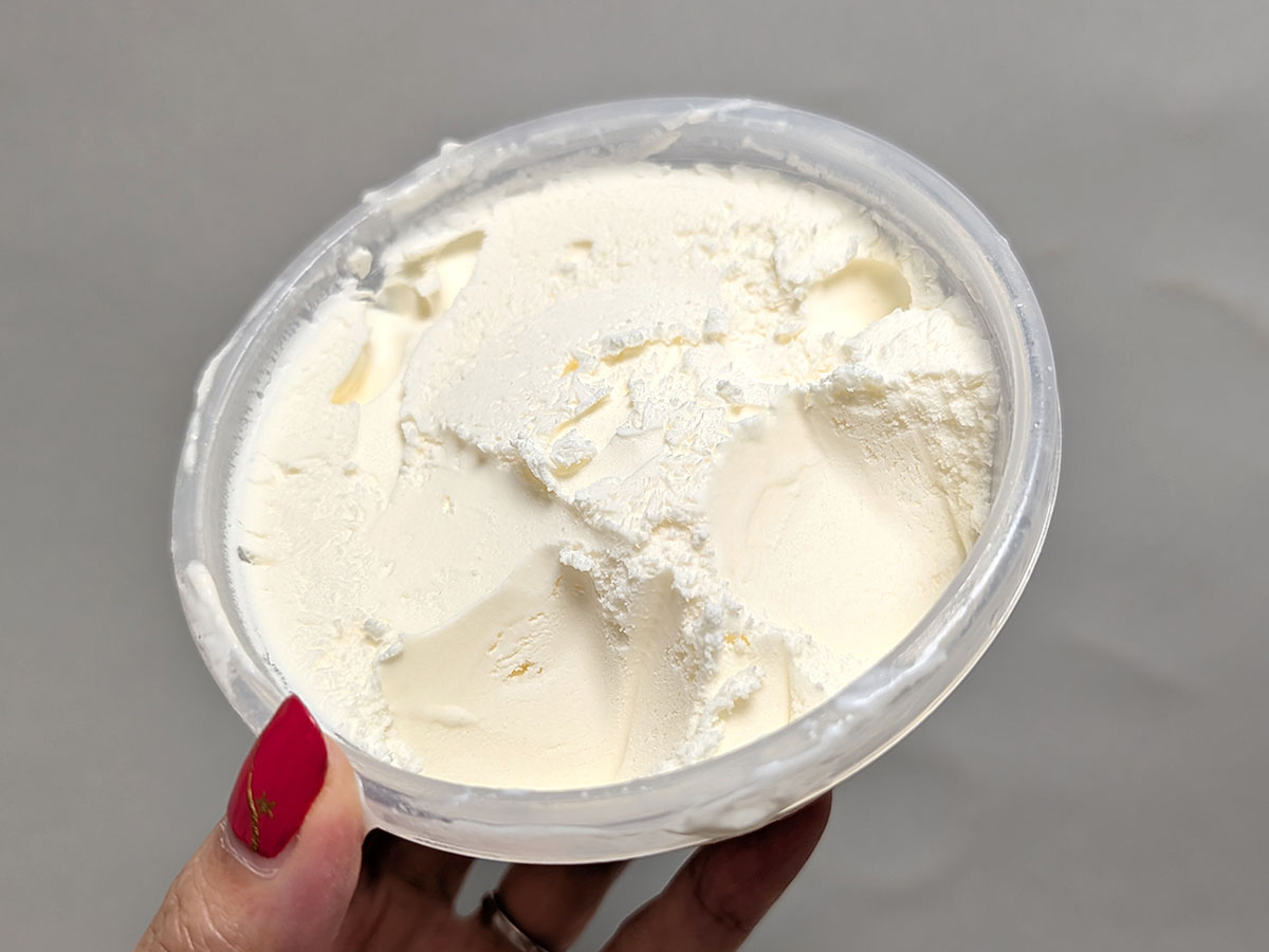 冷凍ごはん用の容器に入れて1食ずつ冷凍保存したソフトクリーム。市販のバニラアイスよりポロっとした不思議な食感。ソフトクリームのときより乳製品の味が濃くなるため、夫はこちらのほうが好きだとコメントしていました