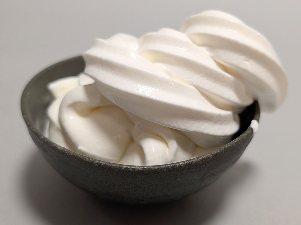 フロム蔵王 アイスクリームミックスで作ったソフトクリーム。ソフトクリームとアイスクリームの差は空気の含有量や温度の違いなので、アイスクリームの材料でもソフトクリームが作れるのです