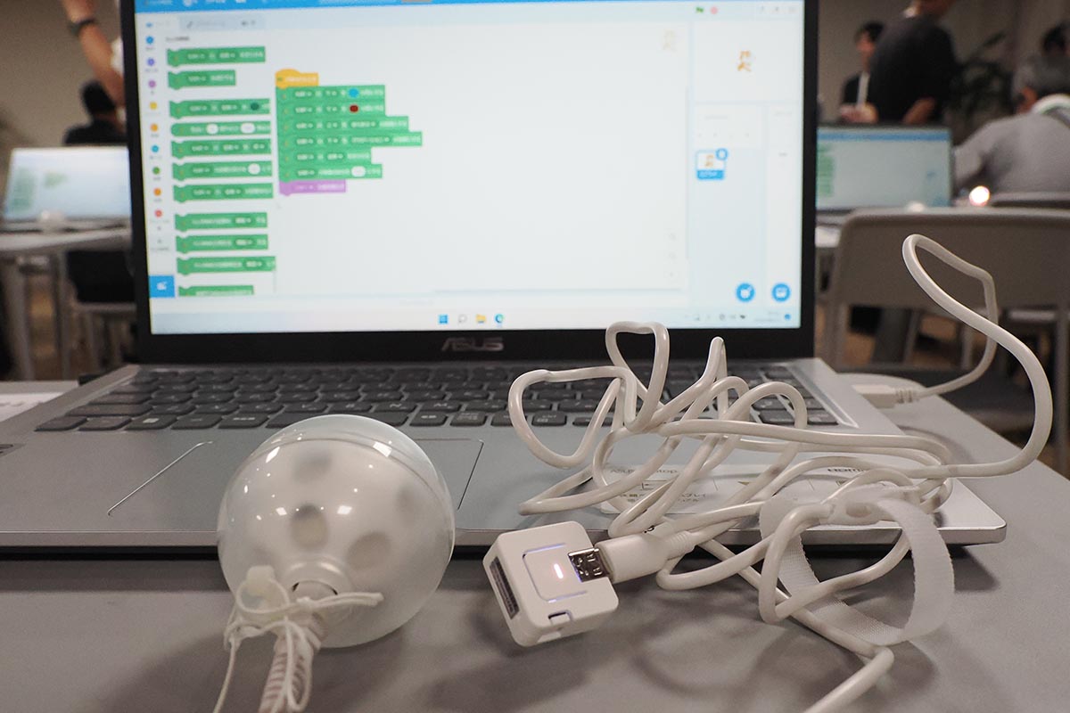 球体のLED照明やセンサー、プログラミングソフトで構成