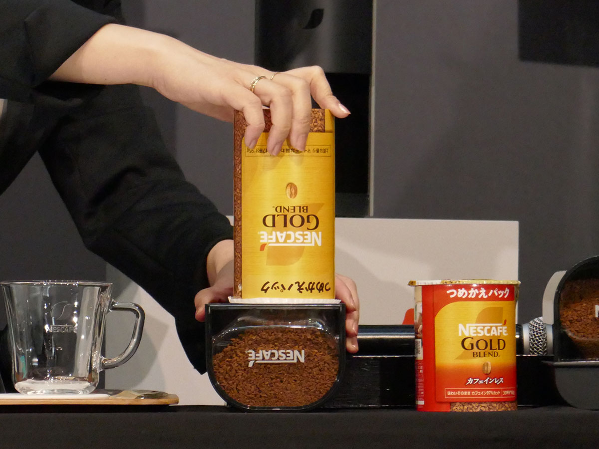 コーヒーパウダーの充填は、パックを逆さにして差し込むだけ