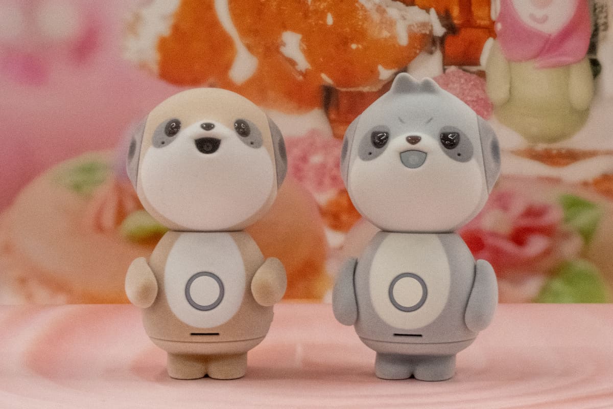 シャープ「ポケとも」。左が第1弾、右が12月に発売される第2弾モデル