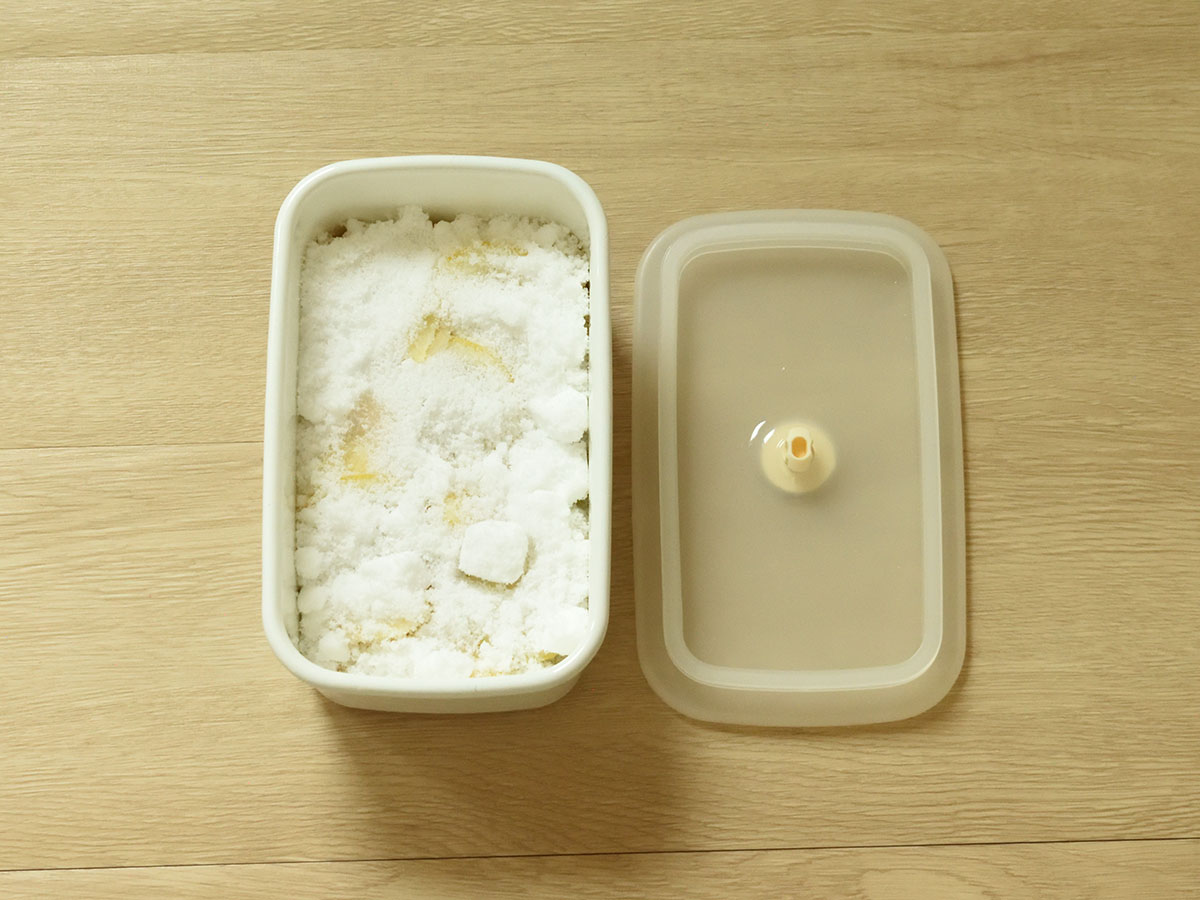 砂糖でレモンとショウガを覆うようにします