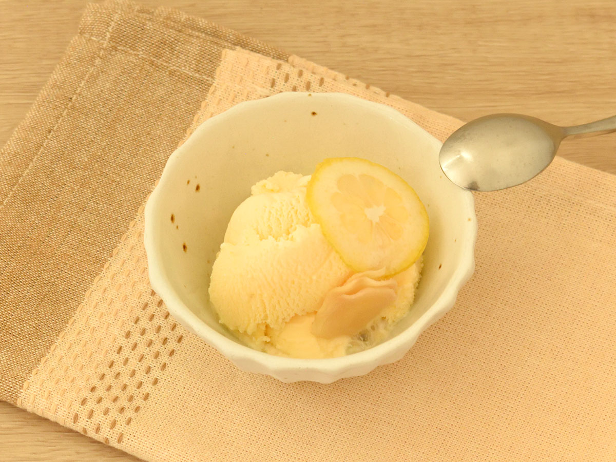 バニラアイスクリームにレモンを添えるのもおすすめです