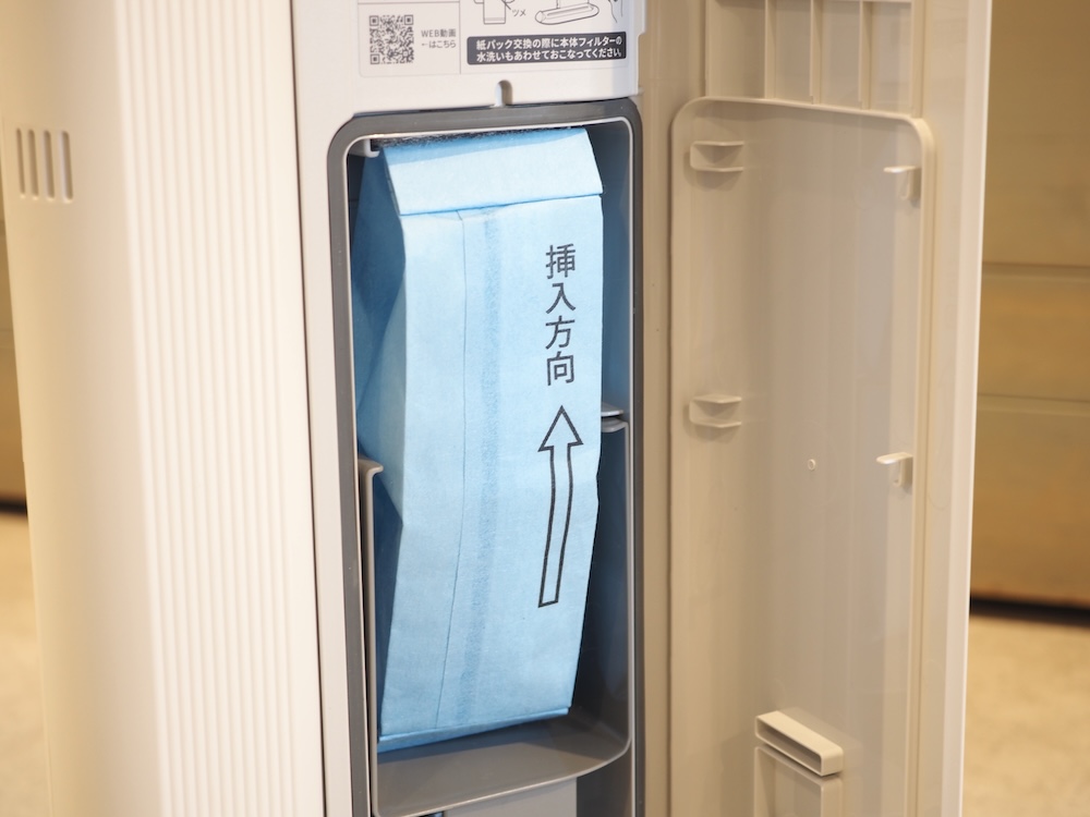 ゴミ収集ステーションは紙パック式なので、捨てる時にホコリが舞ったり手が汚れたりすることもない