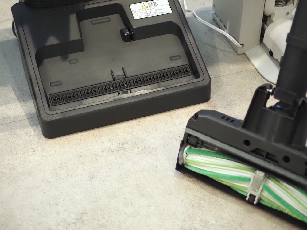 掃除機本体をダストステーションに戻すと、ブラシが回転して、ダストステーション側のカッターで髪の毛をカットしながら吸い込んでいく