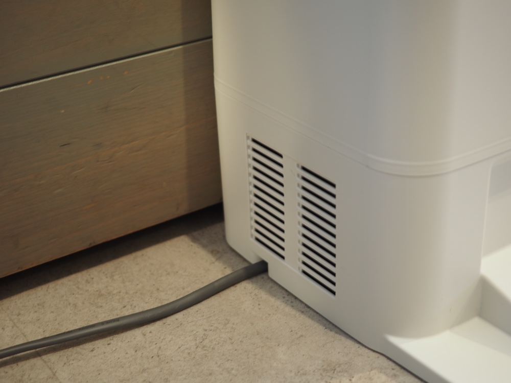電源コードをドックの左右と後ろの3方向から出せる