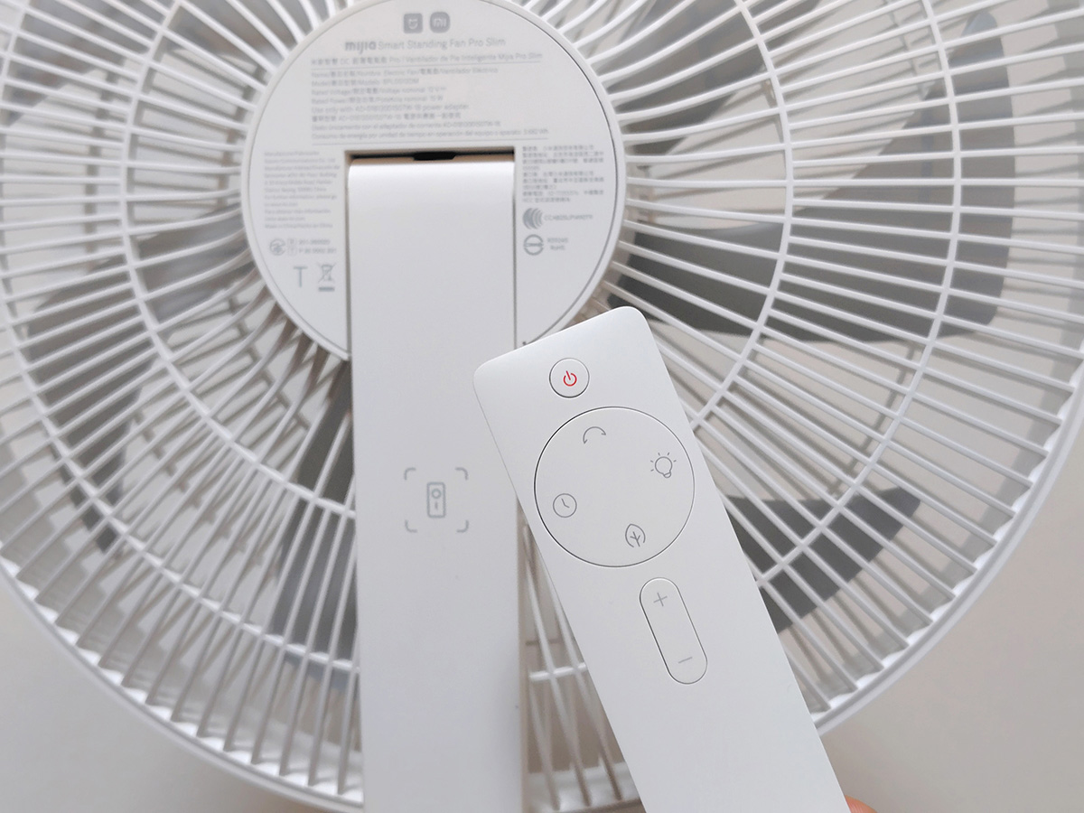 リモコンは本体背面に収納できる