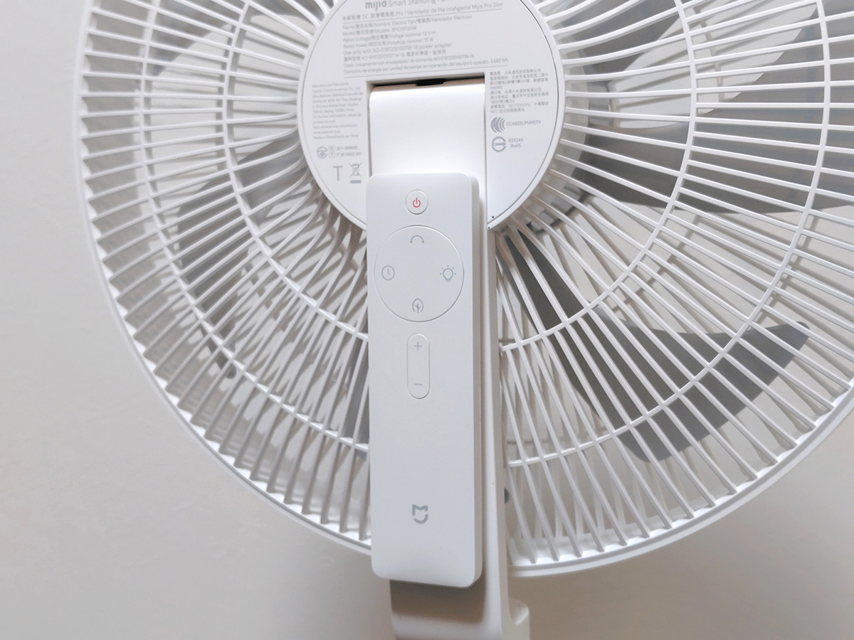 リモコンを近づけるとピタッとくっつく