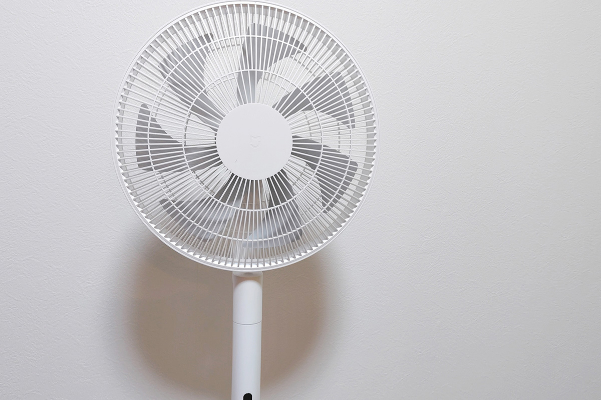 正面からは、リモコンが収納されていることがわからないほど