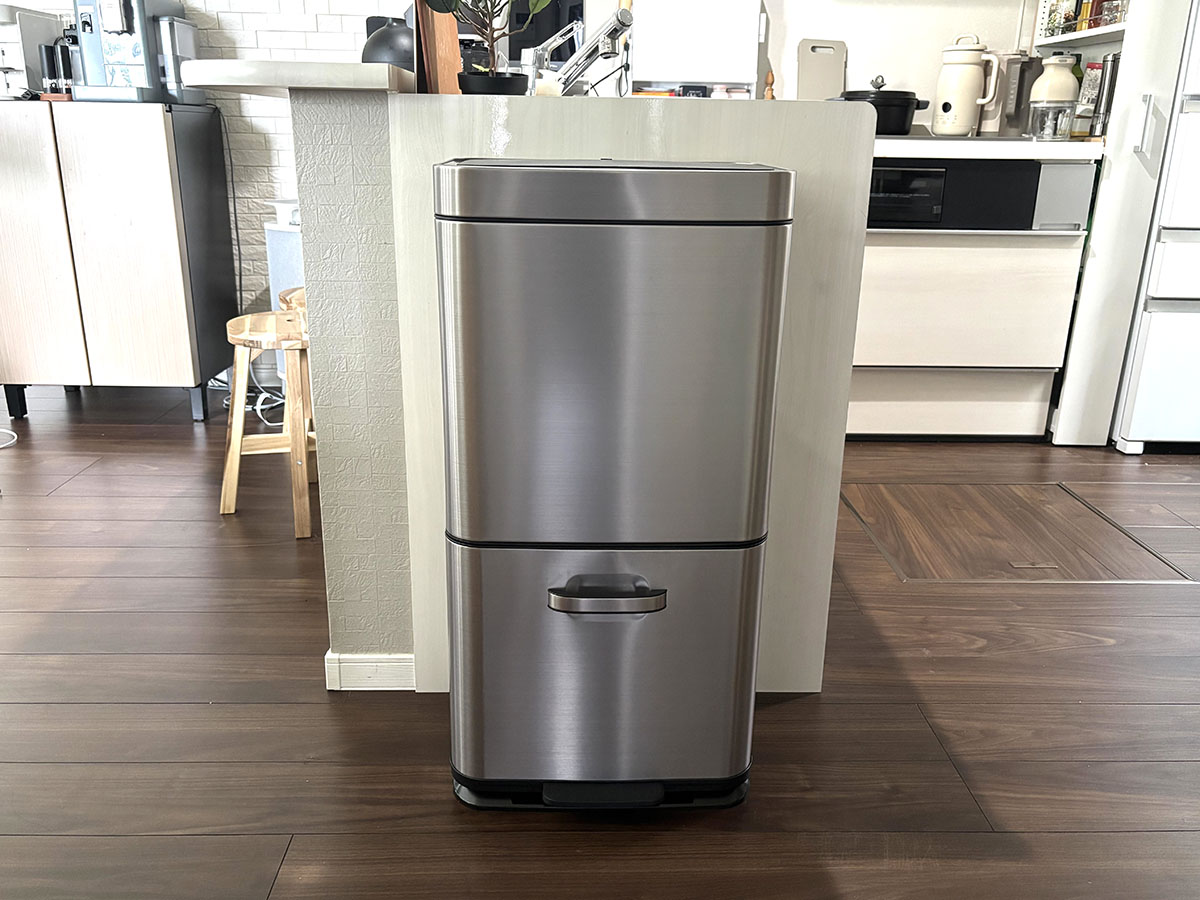 EKO「ヒマラヤ センサービン」。上段が35Lでセンサー開閉でき、下段は25Lでフットペダルを踏むと前に開きます