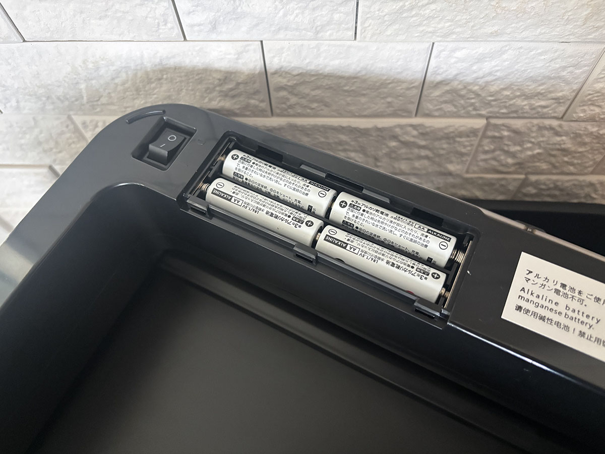 フタの裏側に電源と、電池を入れるバッテリーボックスがあります