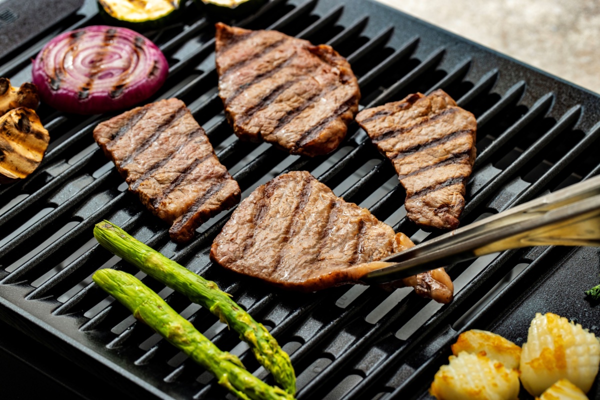 煙と油ハネを抑えながら焼肉を楽しめる