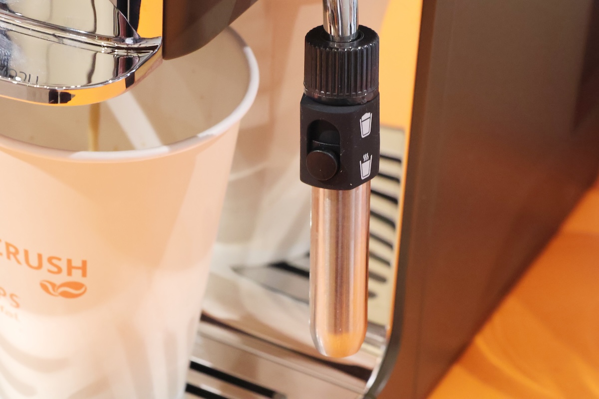 スチームノズルからはお湯を出すこともでき、スープづくりやお茶を入れるときにも便利