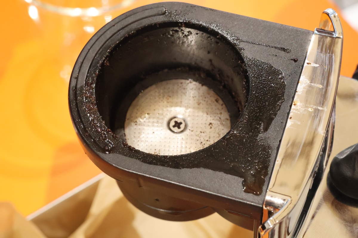 コーヒー粉を落とした後のフィルター。粉がほとんど残らず、手入れしやすそうだった