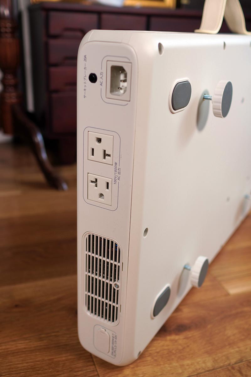 背面に電源端子