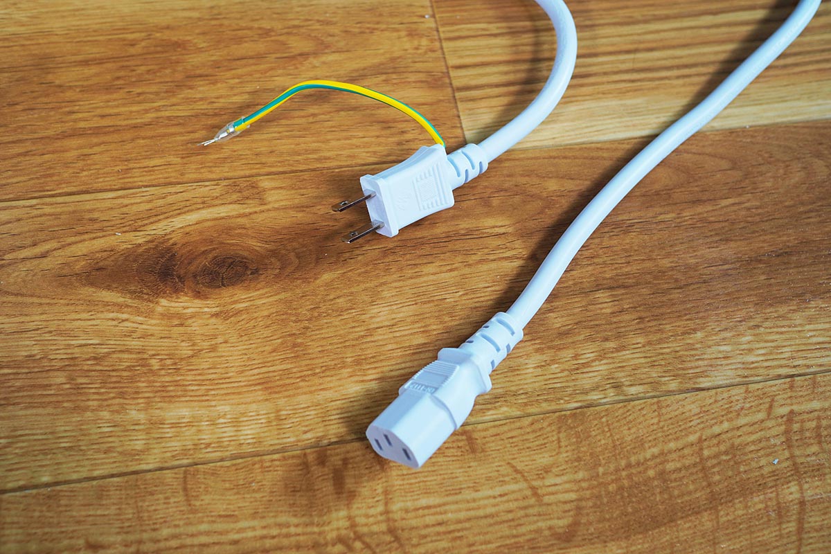 電源ケーブルはストレートタイプ