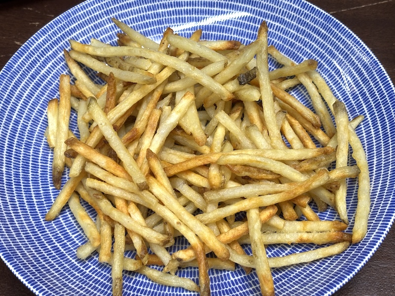 フライドポテトは冷凍でも生のじゃがいもからでも「ポテト」ボタンで190℃17分。冷凍の細めのポテトはかなりサクサクになる
