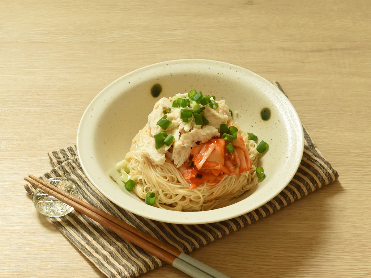そうめんを濃厚な味噌ダレに絡めて食べます