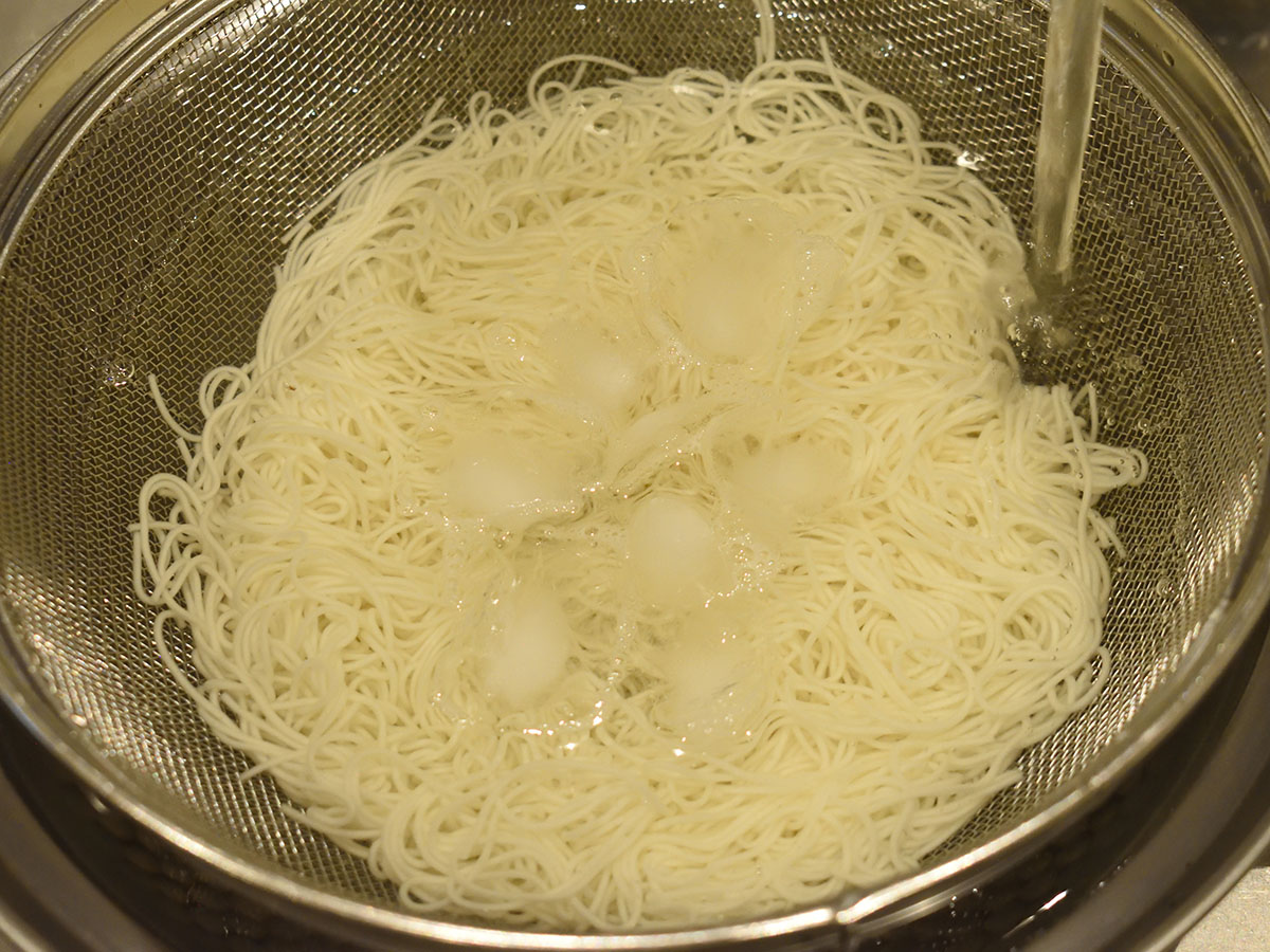 そうめんは茹でて冷水で洗います