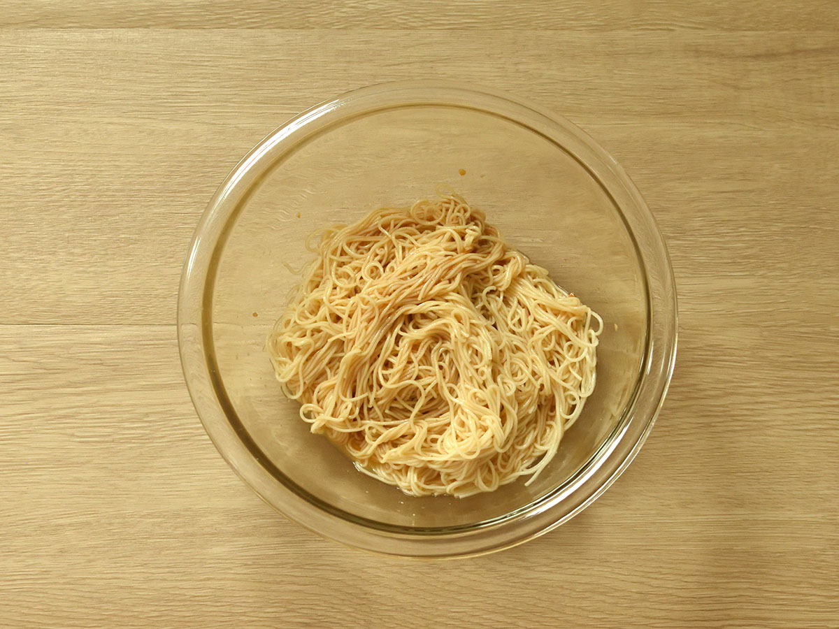 そうめんにタレを絡めます